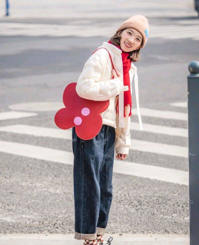 设计 不要只会穿传统款羽绒服,可以尝试流行款,既显瘦又好看