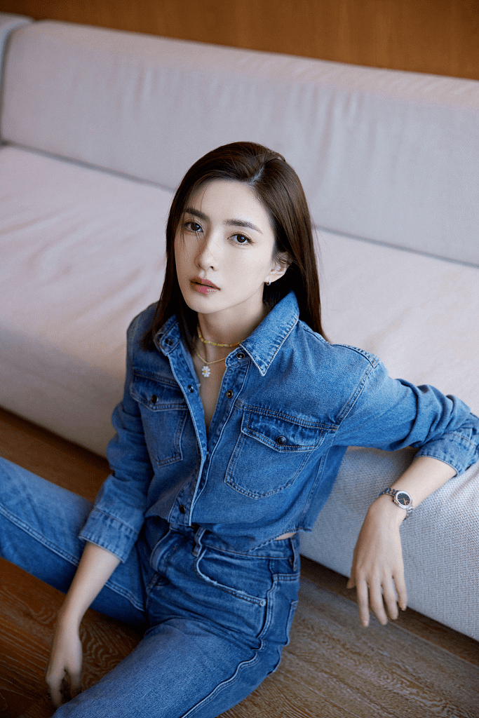 的比例 江疏影身材好太任性,穿一身牛仔套装扮酷,大长腿真是惹人羡