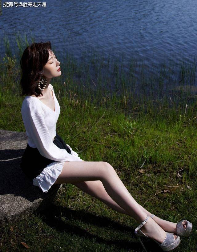 短裙 毛晓彤穿V领针织衫太优雅，“贵妇肌”抢眼，搭配二分裙更显气质