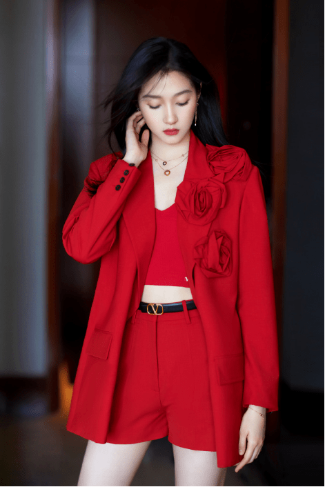 身材 关晓彤太绝了！大红色西装套装彰显成熟气场，怪不得鹿晗为之倾心