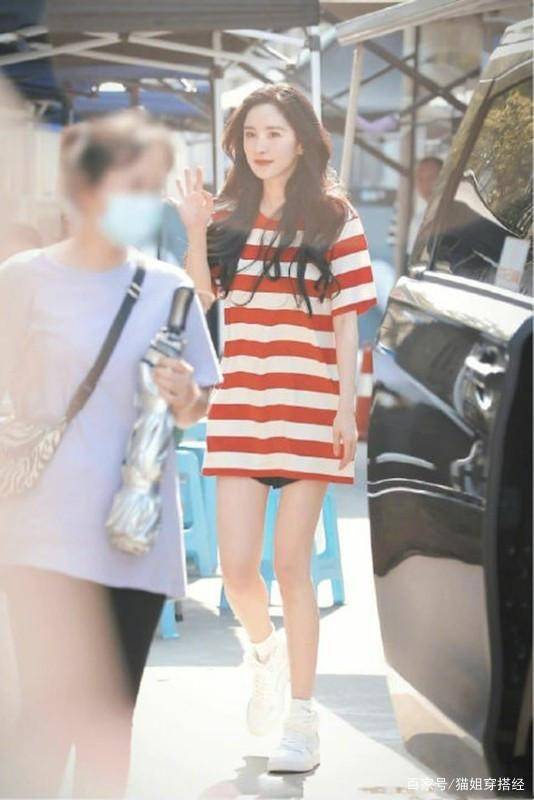 卫衣 杨幂和闺蜜逛街被偶遇，上半身穿着加厚卫衣，下半身却照样秀长腿
