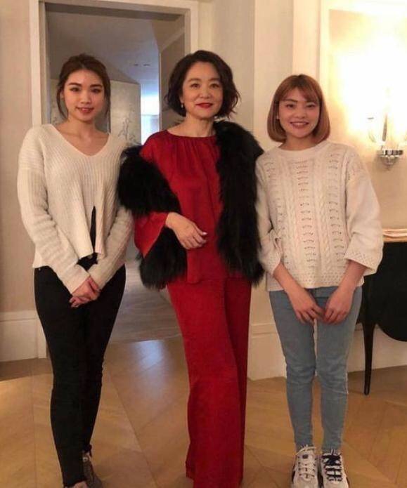 亮点 66岁林青霞美翻了,红套装配黑皮草优雅贵气,真是美了大半辈子