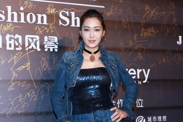 曲线 孟广美实力“秀身材”,亮片内搭+高腰裤太飒了,这气场还有谁?