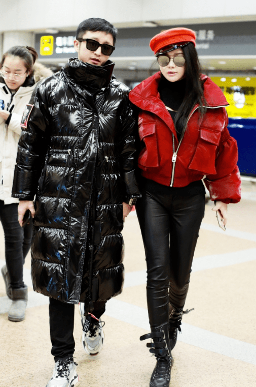 黑色 冉莹颖邹市明潮范十足,穿羽绒服十指紧扣走机场,俊男靓女太吸睛