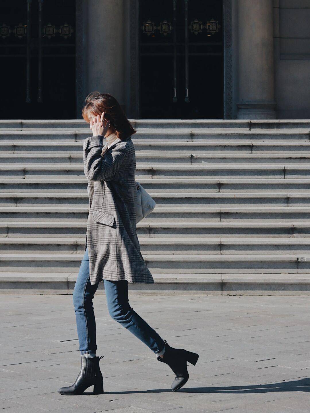 女生 秋冬穿搭指南！奶黄色连帽棉服+白色高领毛衣，保暖又时髦