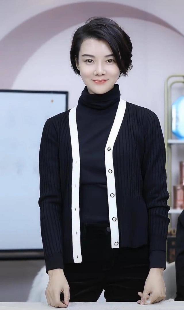 车晓穿针织衫搭高领毛衣,才39岁就一身老人打扮,真实一点不装!_显得