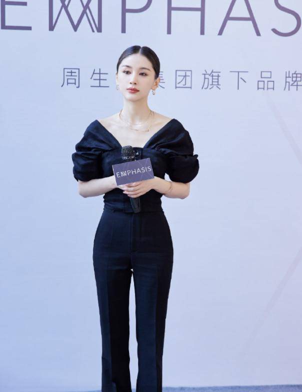 黑色 王子文真是小个子“超模”,蓝色泡泡袖连衣裙娇俏可人,温柔甜美