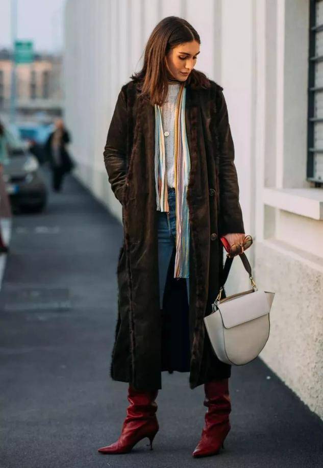 羊羔 时尚单品羊羔毛大衣,这样穿时髦好看,重要的是御寒保暖