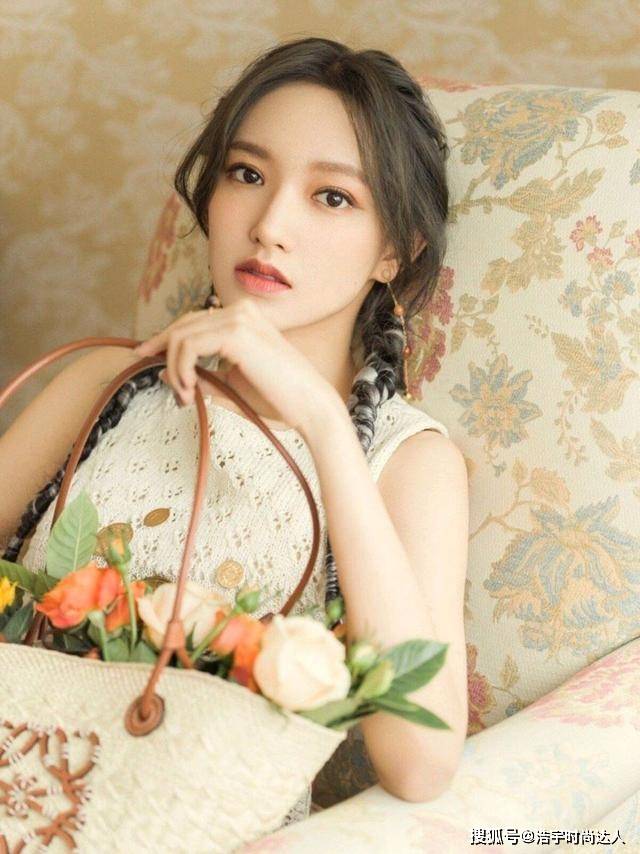 图案 程潇这身造型太吸睛，镂空设计显身材，比例很优越