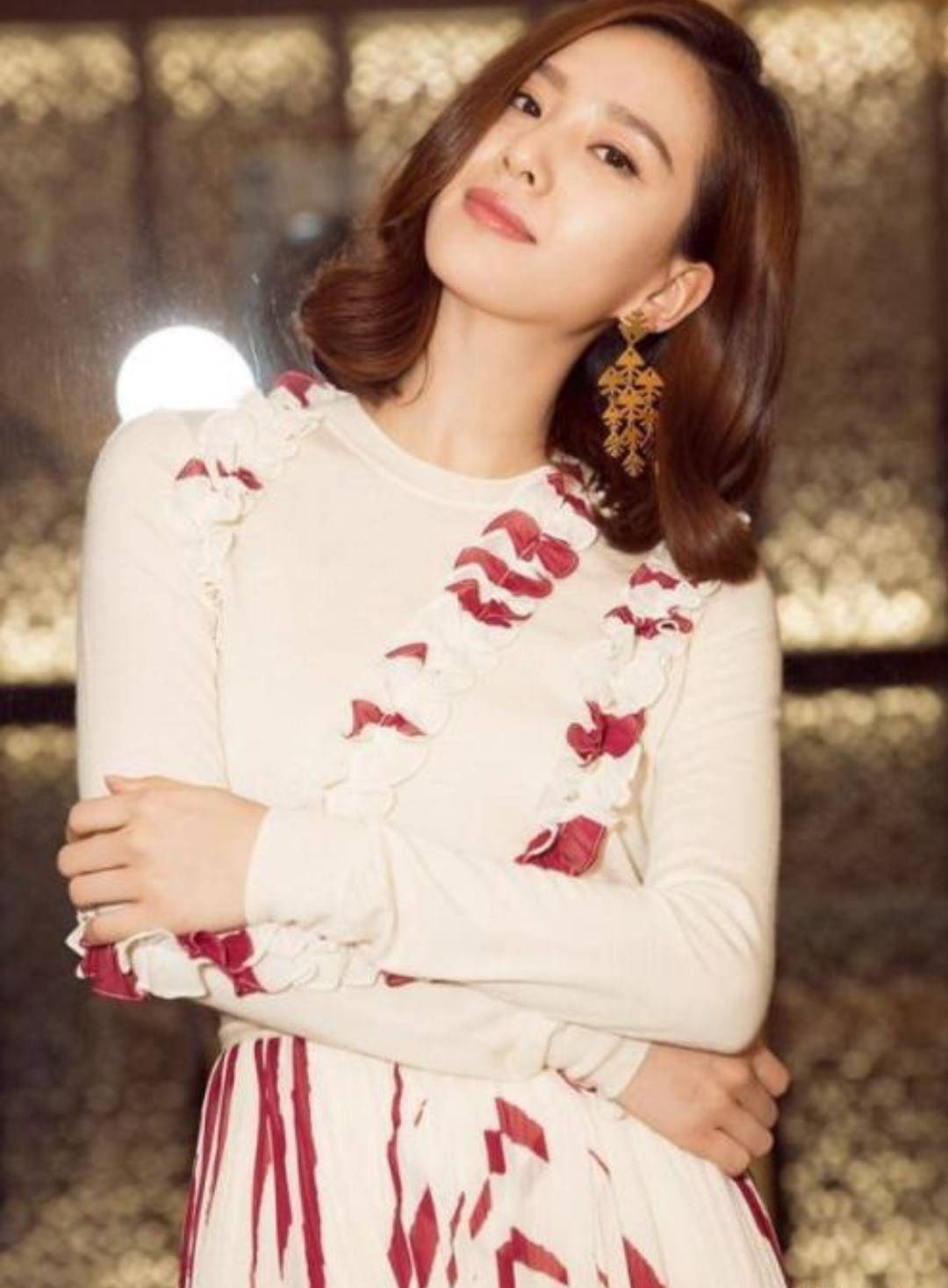 感觉 刘诗诗仗着颜值高，穿条“肥牛裙”就敢出门，一般人真驾驭不了