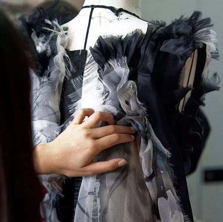 戏剧性 如此戏剧性的舞台表演，原来都是时装秀！