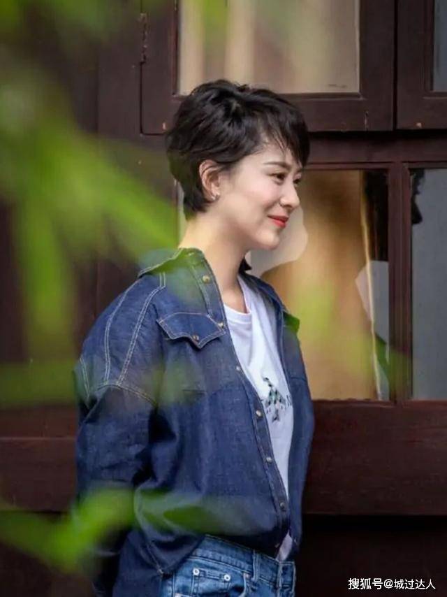海清这状态70后里少有,尤其是穿上牛仔外套后,更像"大学生"了