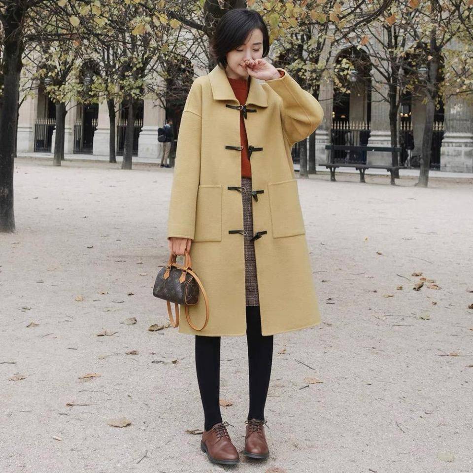 黑色 这才是40+女人该有的打扮,用“大衣+半身裙”,展现出熟龄气质美