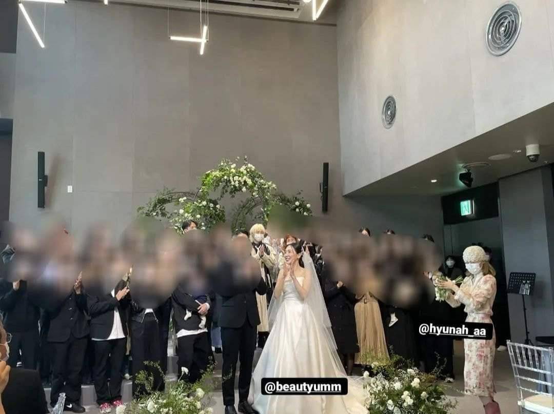 泫雅即将结婚 一个人接新娘捧花 男友一旁戴着口罩笑容满面 婚礼 新闻时间