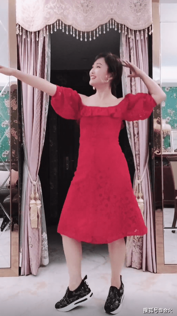 平台51岁港姐梁小冰晒新居！家中热舞大秀白嫩香肩，穿厚底鞋遭吐槽