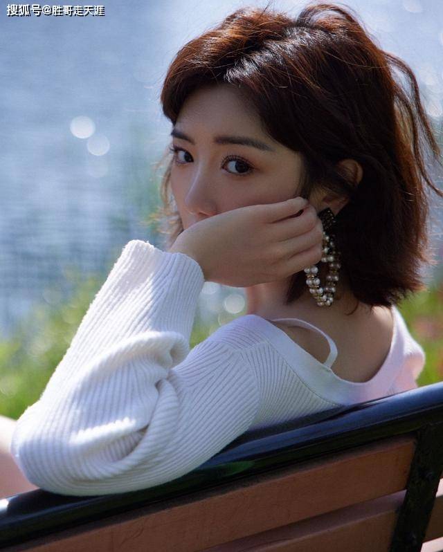短裙 毛晓彤穿V领针织衫太优雅，“贵妇肌”抢眼，搭配二分裙更显气质