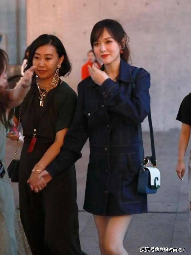 身材 唐嫣瘦成“纸片身材”，穿牛仔连衣裙也显松垮，还好气质仍高级