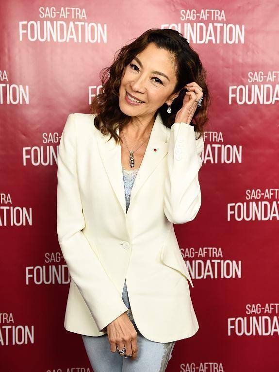 颜色 杨紫琼还是那么的美，看生图虽然有年纪感，但穿白西装挺帅的