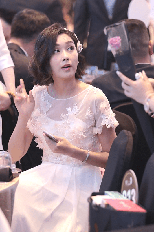 显得 很难相信杨恭如都快50岁了，不仅会穿会打扮，身材也好到让人羡慕