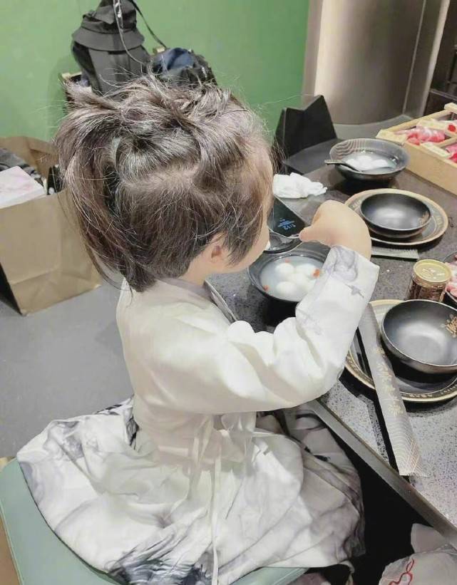 黑色|杨颖带小海绵参加万圣节活动，身穿黑色洛丽塔，才4岁身高好高