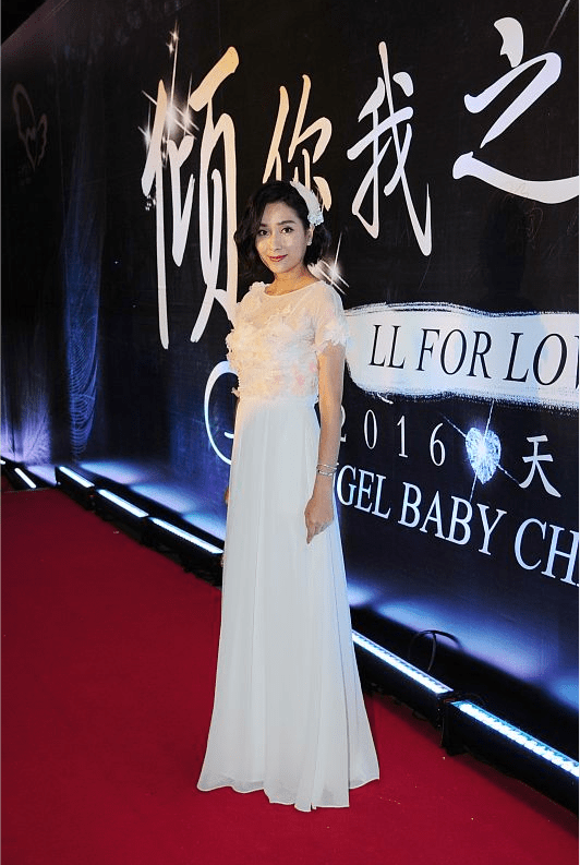 显得 很难相信杨恭如都快50岁了，不仅会穿会打扮，身材也好到让人羡慕