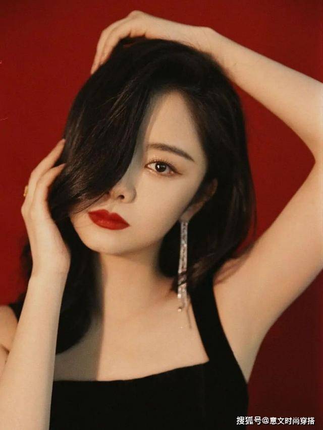 颜色 谭松韵气质是真好，虽然身上裙子设计简单，但始终带着高贵感