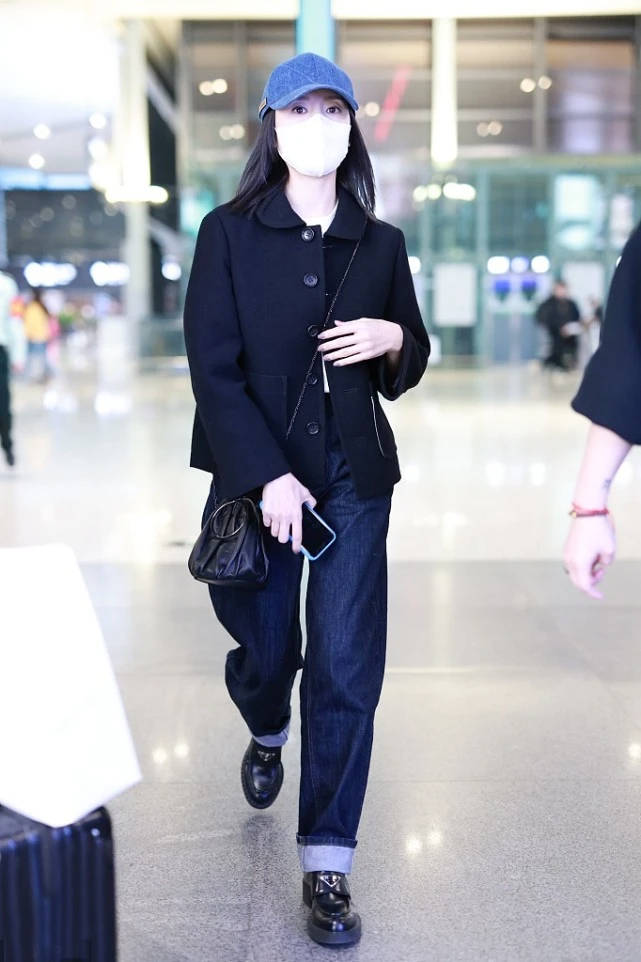 漆皮 董洁的衣品真好，短外套+牛仔裤精致时髦，秋季可以试试这样穿