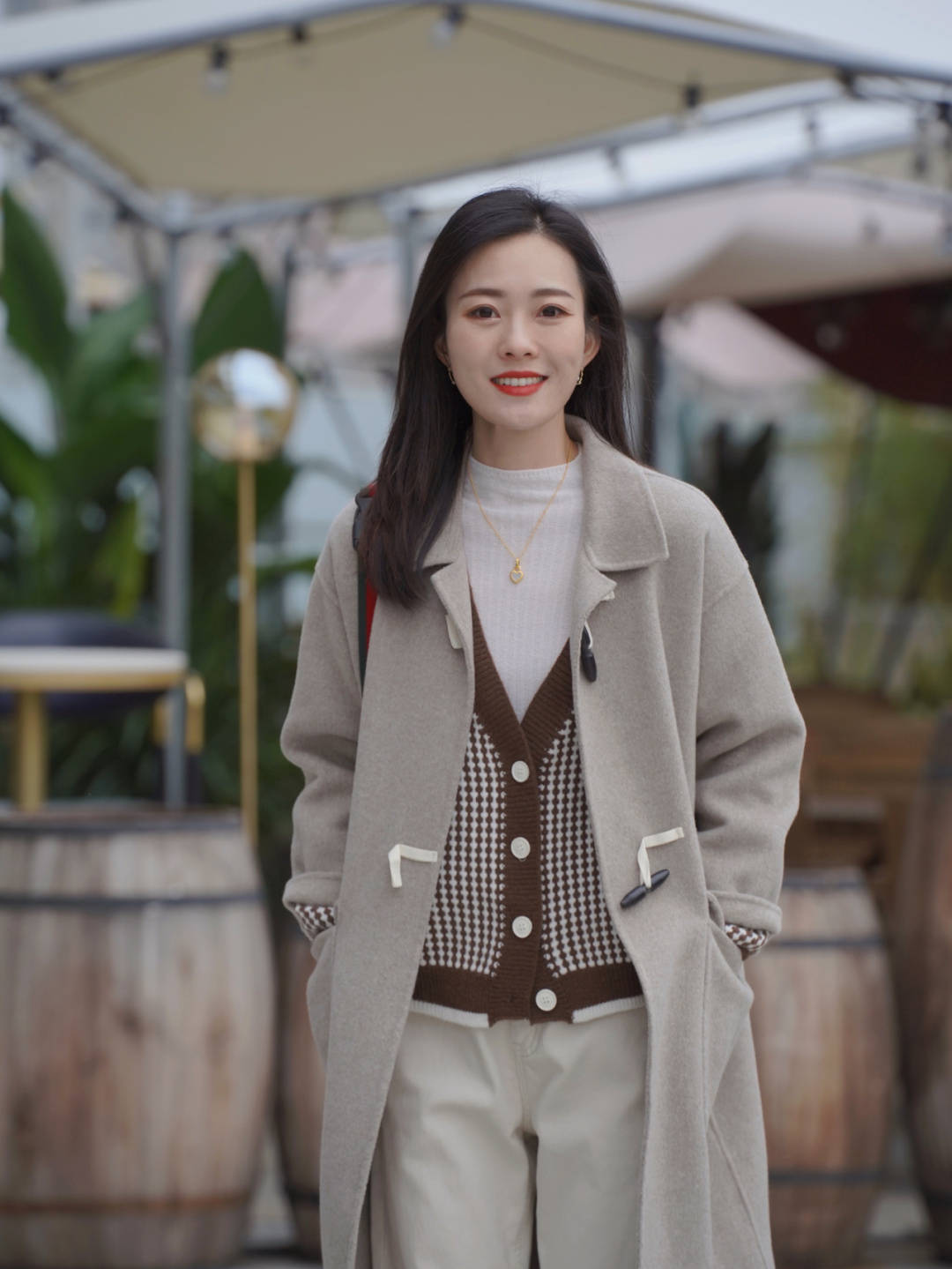 下半身 秋冬季的大衣搭配技巧,内搭黑色针织衫和白色牛仔裤,高级又时髦