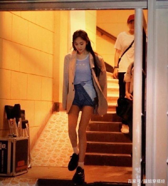 卫衣 杨幂和闺蜜逛街被偶遇，上半身穿着加厚卫衣，下半身却照样秀长腿