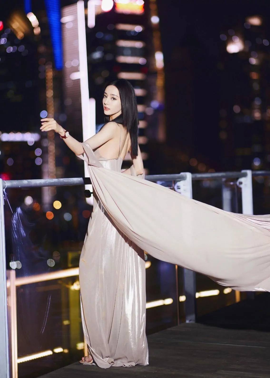 披肩 迪丽热巴不愧是颜值壁垒，香槟色长裙秀绝美身材，一般人驾驭不了