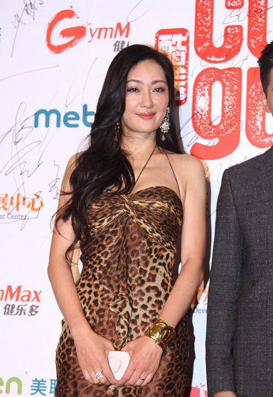 设计 孟广美虽然年纪不小了，但气场还是这么的高级，穿吊带裙身材不错