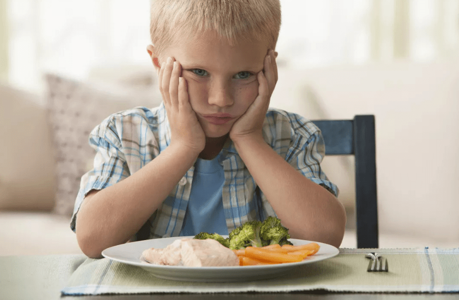 孩子吃饭不香也不长高，或是胃积食了，医生：这3种“假营养”别再喂孩子了！
