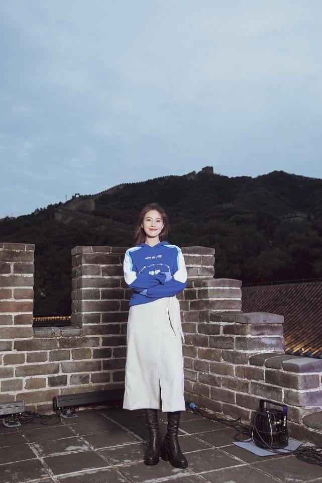 蓝色 高圆圆气质穿搭让人一看就只有18岁，学习她的穿搭，你也一样年轻！