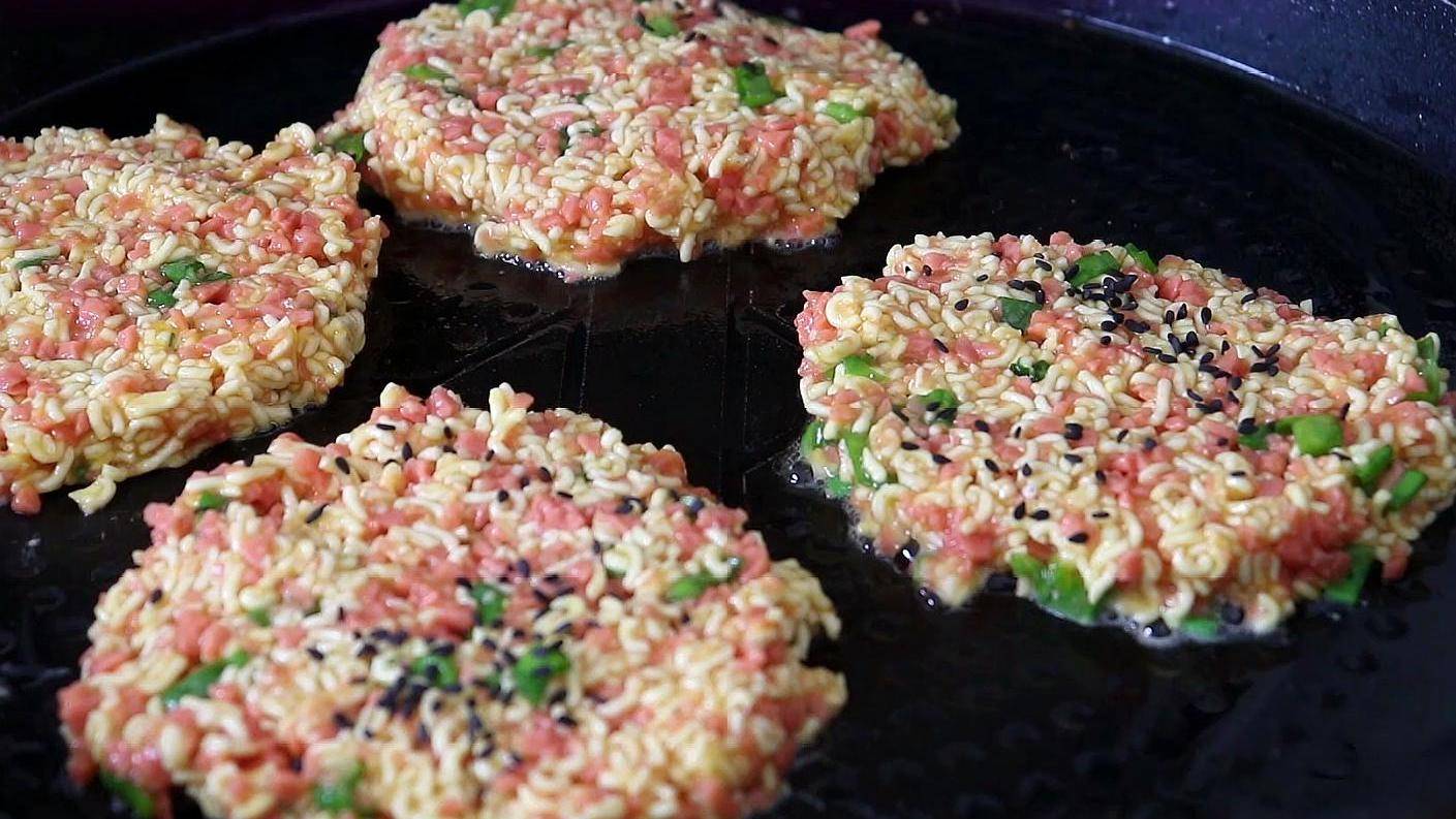 方便面火腿肠鸡蛋饼的做法!酥香可口!非常特色又健康!喜欢试试