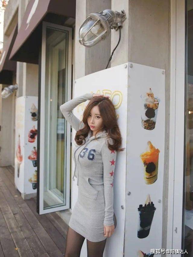 卫衣 看腻了“少女感”，不如试试性感的“卫衣+黑丝”，清爽又洋气