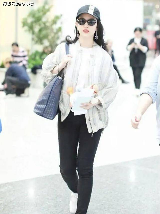 元素 刘亦菲厉害了，穿普通的格子衬衫也有明星范，“曲线腿”没藏住