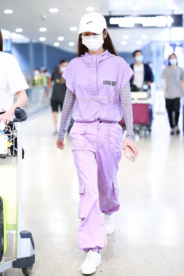 身材 颖儿好像长肉了,穿皮夹克配紧身T恤有点丰满,但比例看着更好了