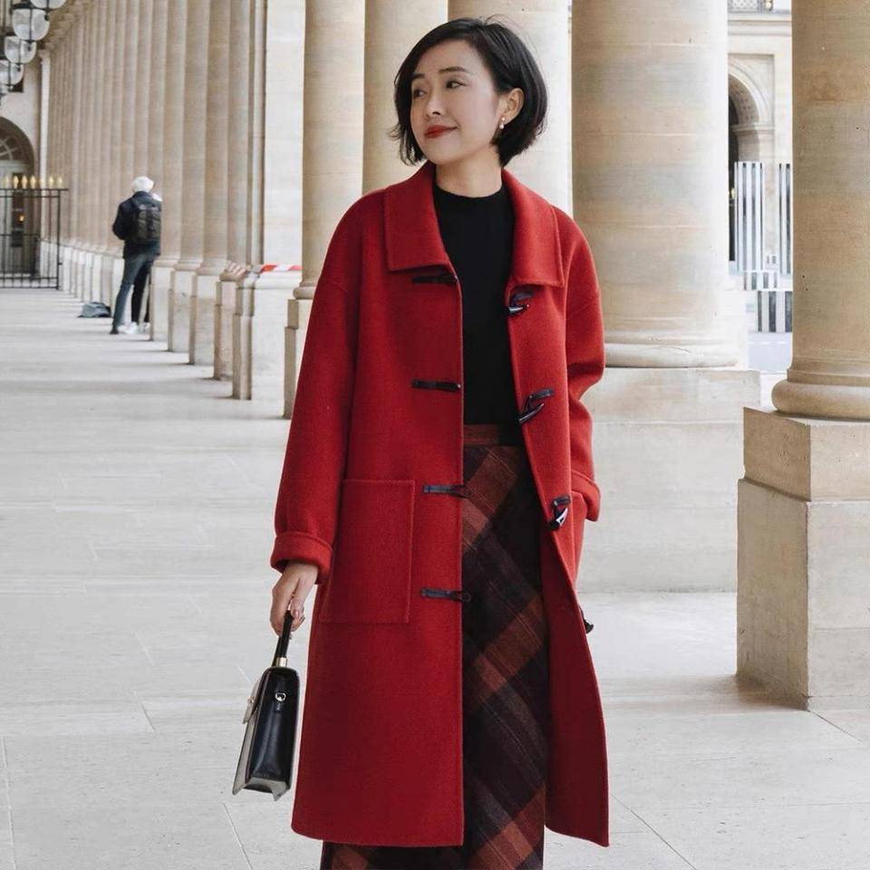 黑色 这才是40+女人该有的打扮,用“大衣+半身裙”,展现出熟龄气质美