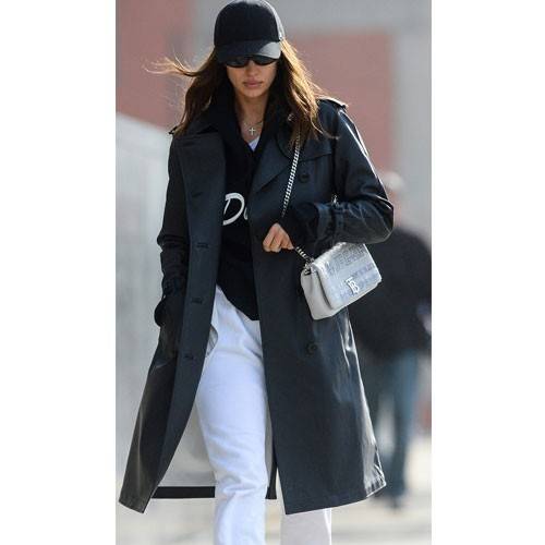 黑色 俄罗斯模特伊莲娜太会穿！白袜+黑鞋有学生气，金链墨镜凹出小脸