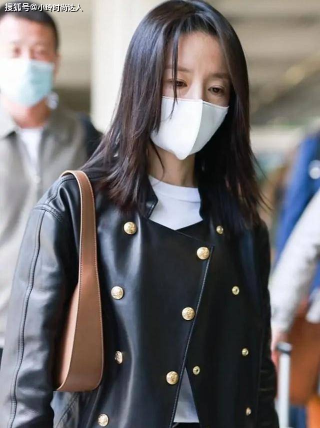 身材 董洁气质好高级，穿皮衣外套只扣一半，也照样很优雅