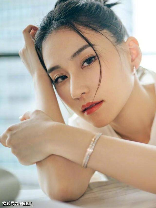 设计 何超莲气质不输当红女星，扎染裙也轻松驾驭，“千金体质”惹人羡