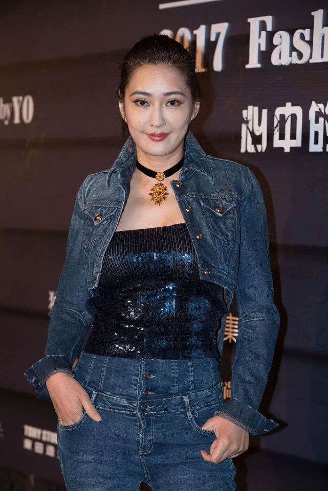 曲线 孟广美实力“秀身材”,亮片内搭+高腰裤太飒了,这气场还有谁?