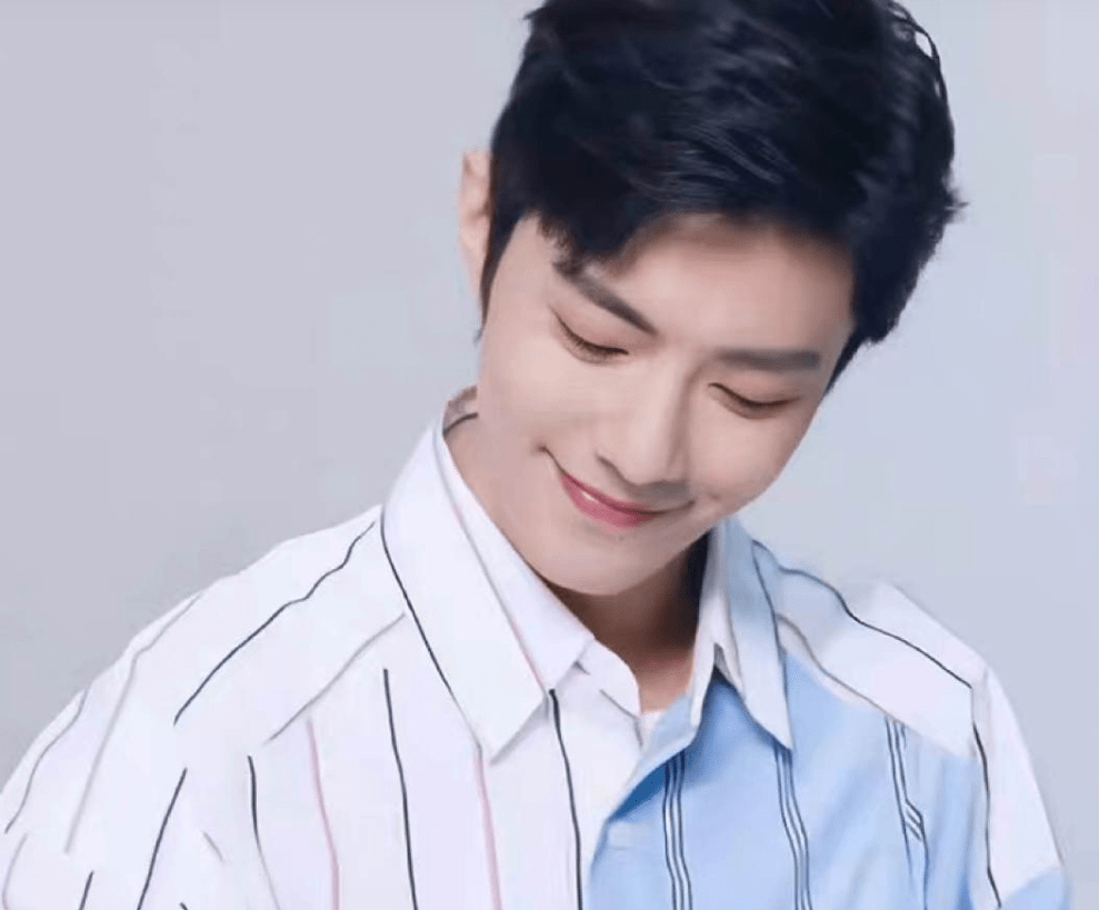 原创肖战穿2021系列拼接衬衫出镜化身撕漫美少年帅气明朗又温柔