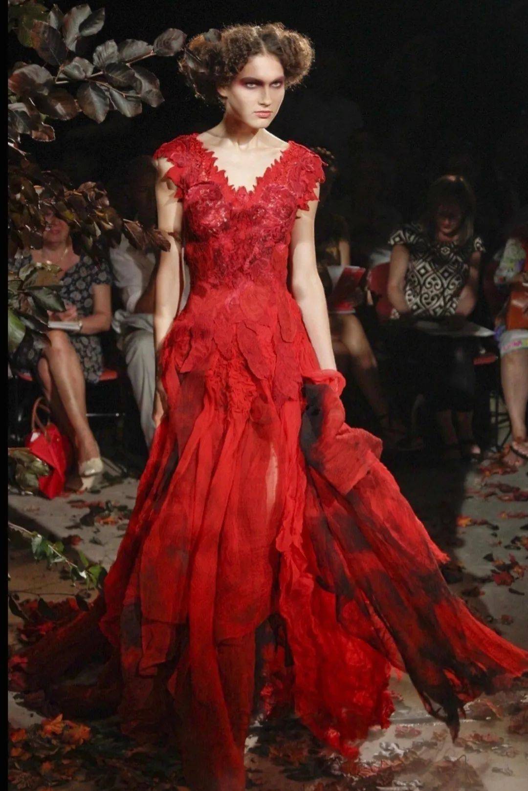 戏剧性 如此戏剧性的舞台表演,原来都是时装秀!