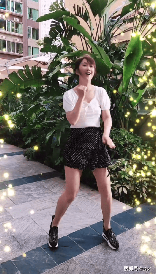 平台51岁港姐梁小冰晒新居！家中热舞大秀白嫩香肩，穿厚底鞋遭吐槽