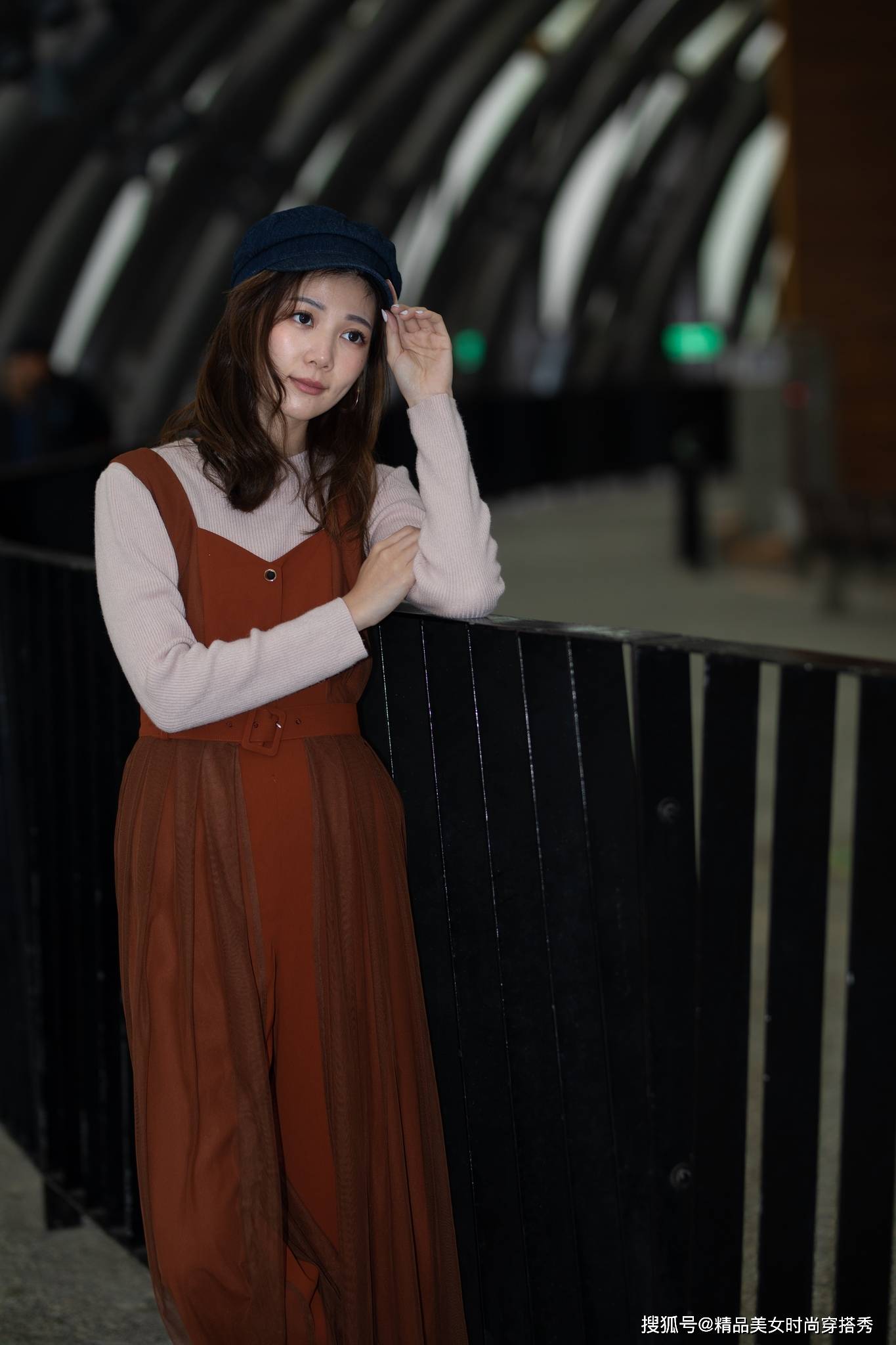 吊带 秋日里穿着很是吸睛时尚的小姐姐