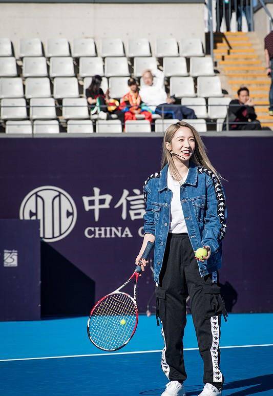 设计 孟美岐的颜值真高啊，穿酷炫的独特蓝色服装，妆容奇怪也能驾驭