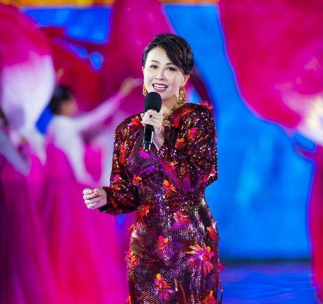 黑色 刘嘉玲是个洋气的“大婶”，黑色一字肩连衣裙霸气干练，潇洒时髦