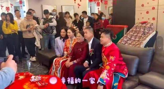 大气 辛芷蕾太拉好感,回老家参加婚礼妆容淡到显黑,首饰都不戴接地气