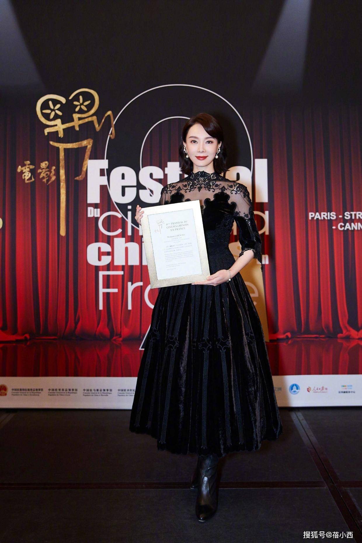 西装 陈数穿出了中年女性想要的高级感,一袭黑色丝绒连衣裙,气质惊艳